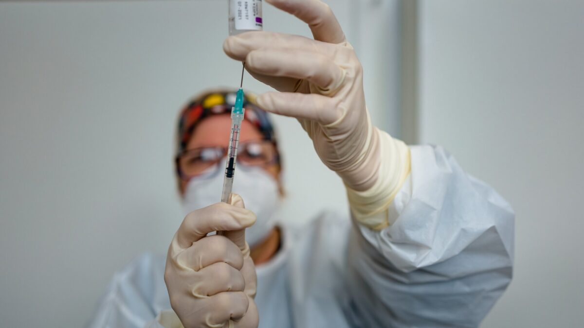 Report ISS: dopo oltre 4 mesi di vaccinazioni il rischio di decesso per Covid cala del 95%