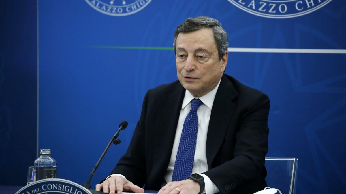 Cosa ha detto Draghi su vaccini e riaperture