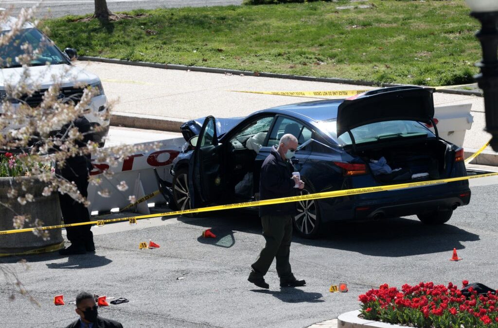 Capitol Hill: un’automobilista travolge le barriere di sicurezza e ammazza un agente. Per il capo della polizia “Non sembra un atto terroristico”