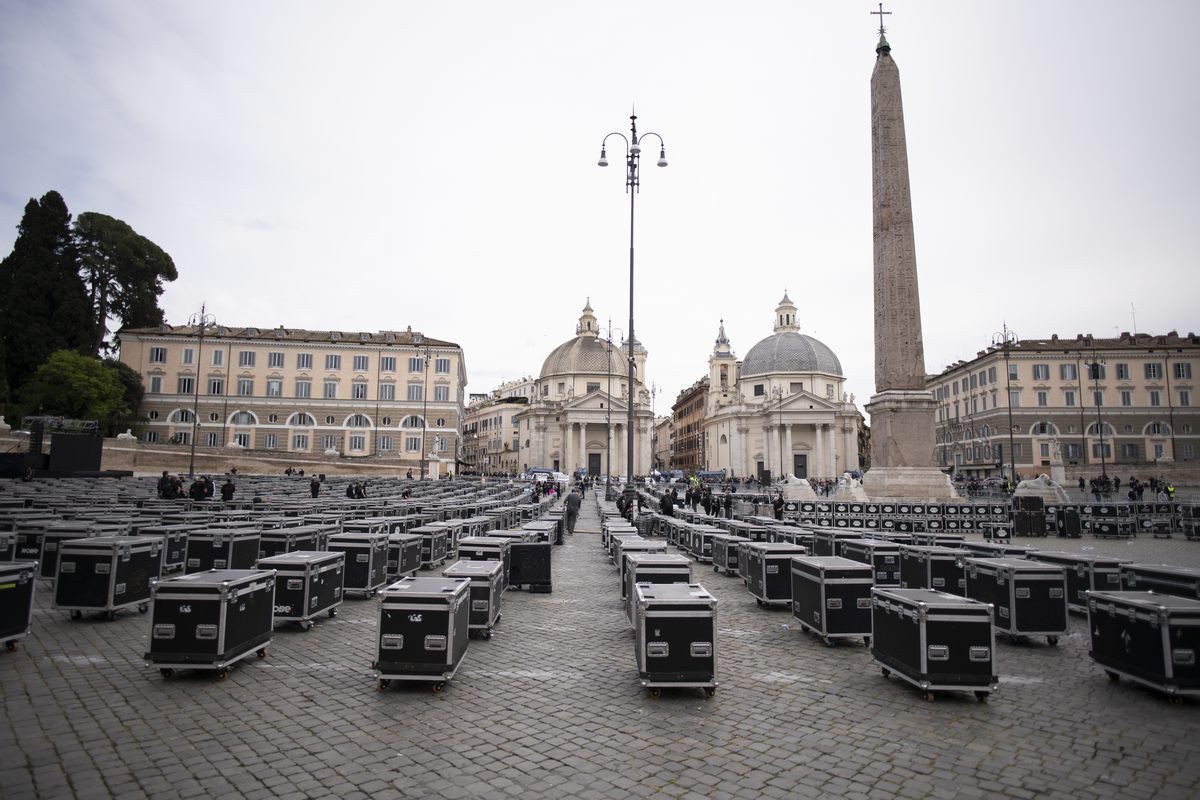 Bauli in piazza a Roma: anche Renato Zero con i lavoratori dello spettacolo