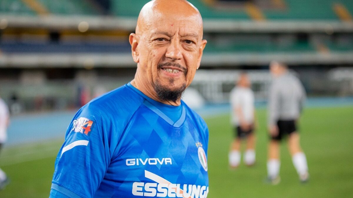 Partita del Cuore, la versione di Enrico Ruggeri: “Nessun episodio sessista. Quando è esplosa la bomba molti sono scappati”