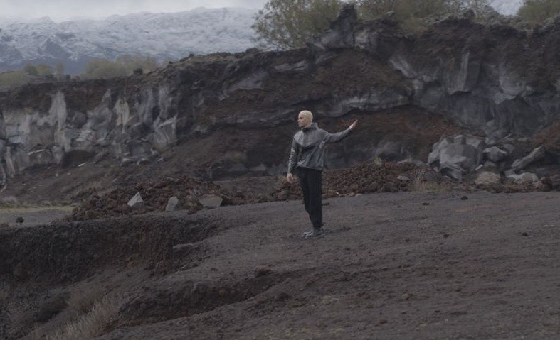 Meteoriti, Mr Rain: testo e significato della canzone (video)