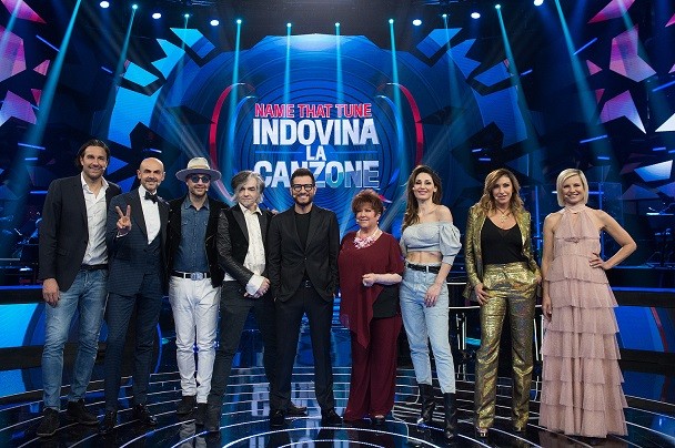 Name that tune – Indovina la canzone si conferma un piacevole game show con ritmo e atmosfera da ‘musica leggerissima’