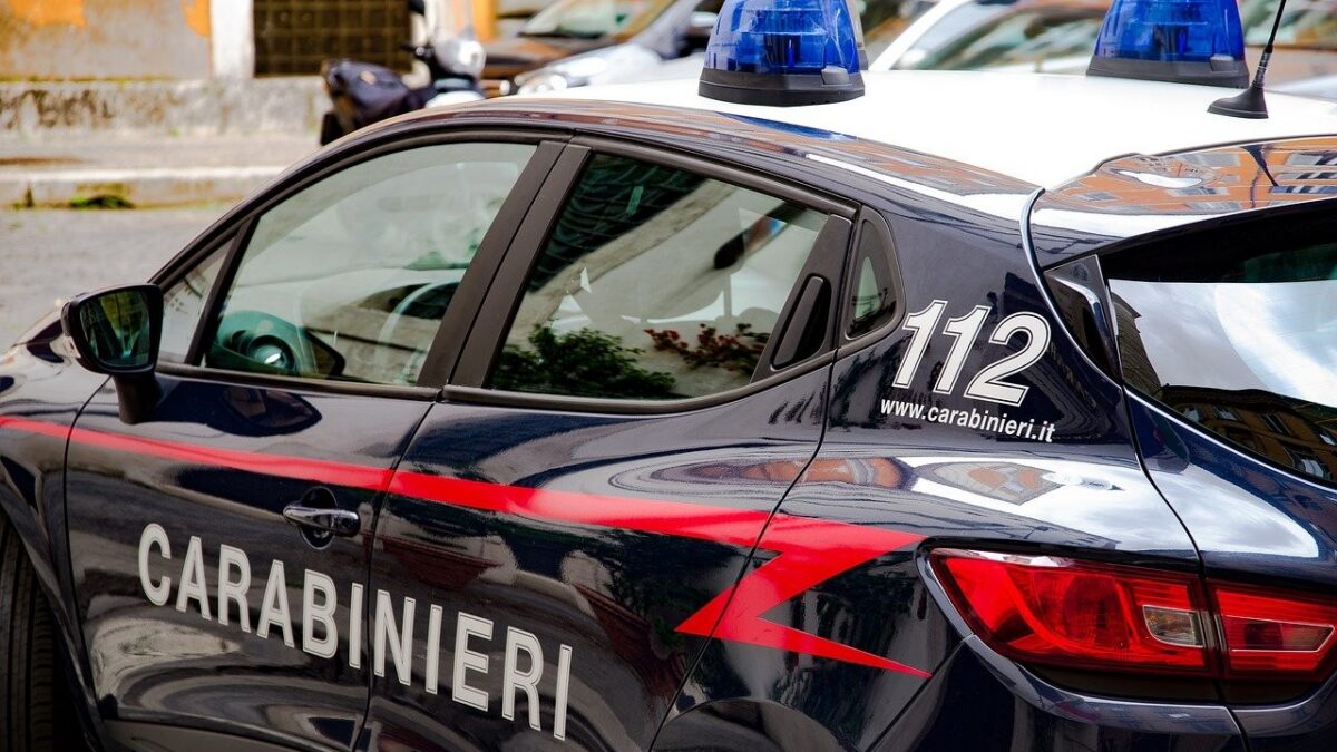 Carabinieri multano poliziotti per assembramenti: non è una barzelletta