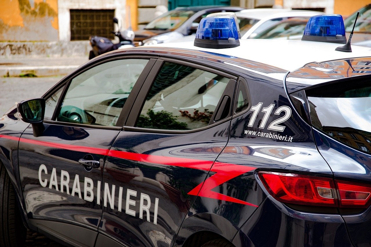 Carabinieri multano poliziotti per assembramenti: non è una barzelletta
