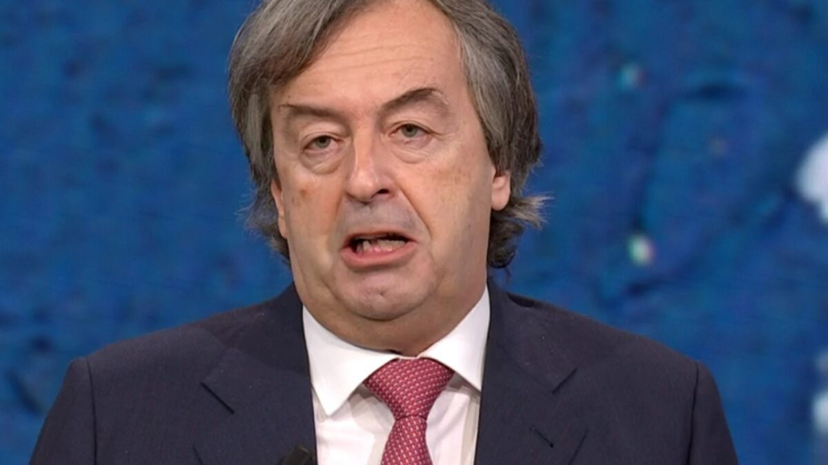 Fuori dal coro, Roberto Burioni contro l’inviata che ha finto di essere sua amica: “È questo il modo di fare giornalismo?”