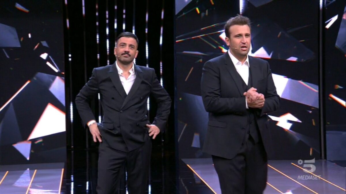 Gioco di citazioni fra Top Dieci e Felicissima Sera. Pio e Amedeo: “Carlo, abbiamo vinto noi, ma tu sei sempre il nostro maestro”