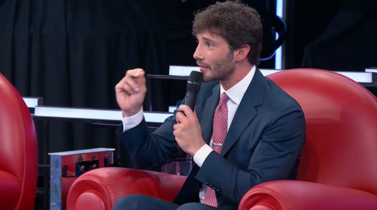 Amici 20, Stefano De Martino al pubblico: “Dico quello che penso, non quello che pensate voi, la sedia è una…” (Video)
