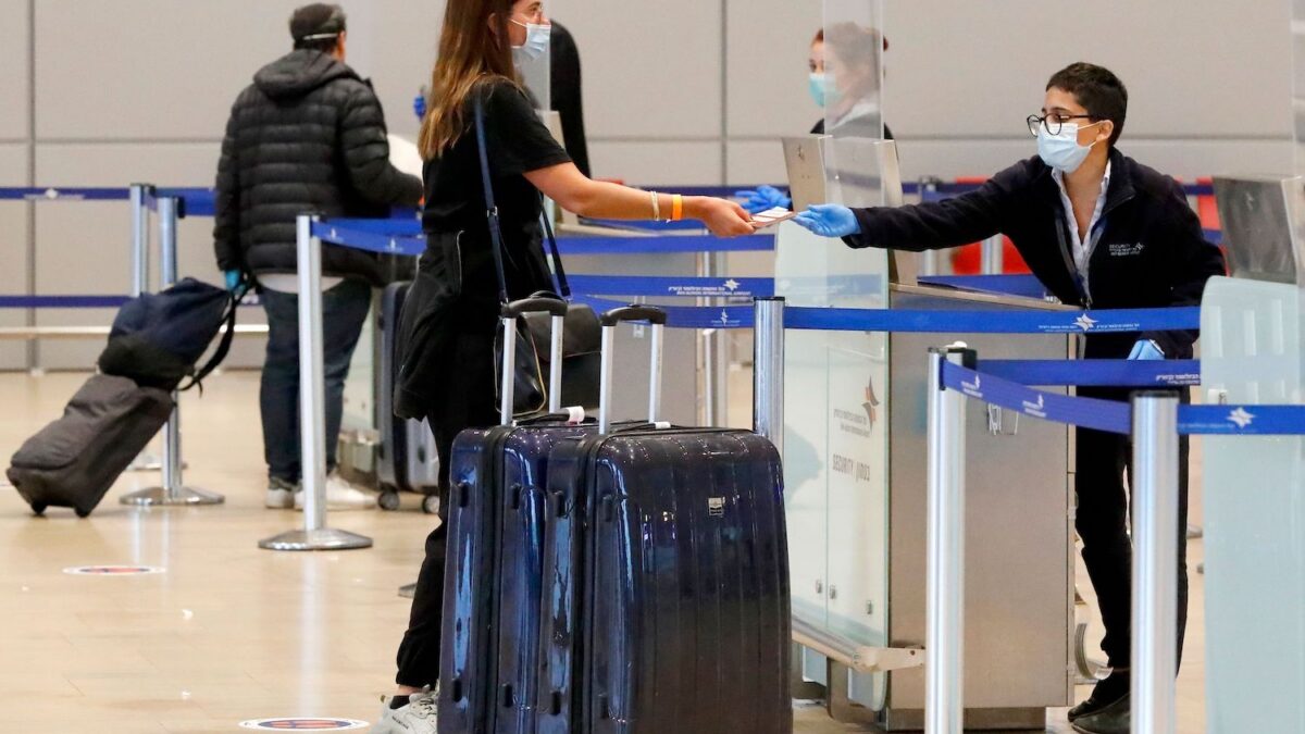 L’Italia rende più facile evitare il tampone all’ingresso. E il rischio di varianti?