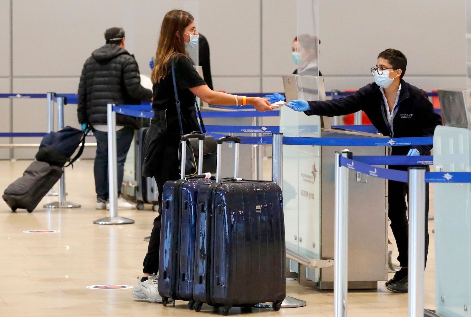 L’Italia rende più facile evitare il tampone all’ingresso. E il rischio di varianti?