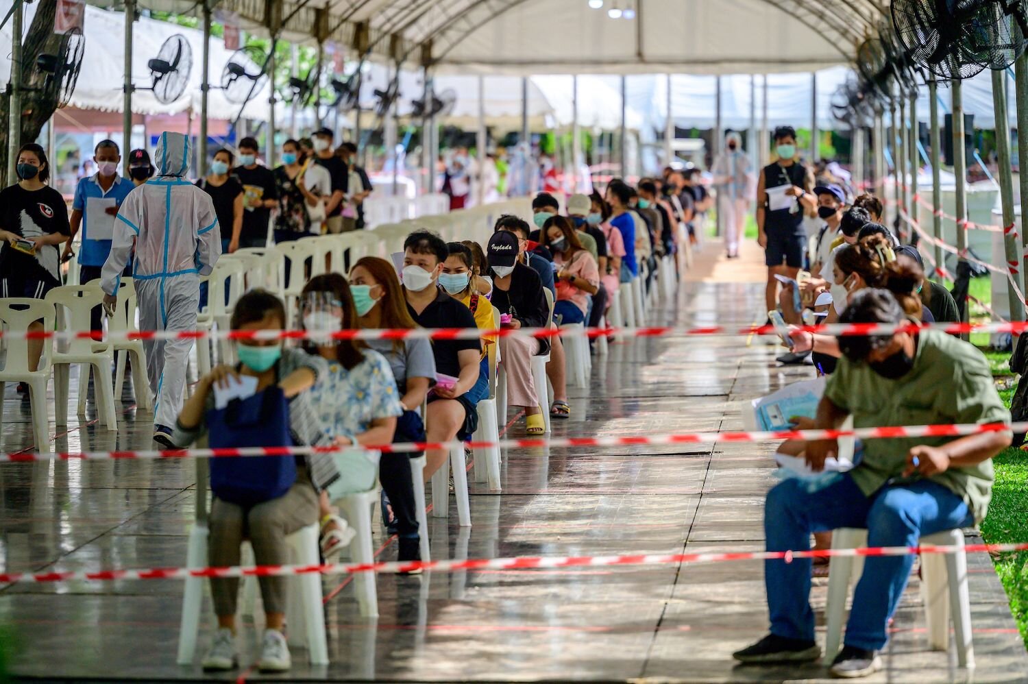 Bangkok diventa zona rossa. Test di massa per i cittadini