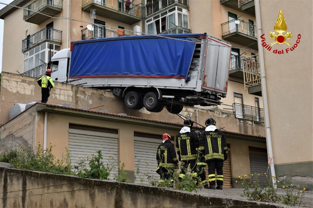 Sbaglia manovra, autocarro in bilico su un terrazzamento a Caccamo (PA)