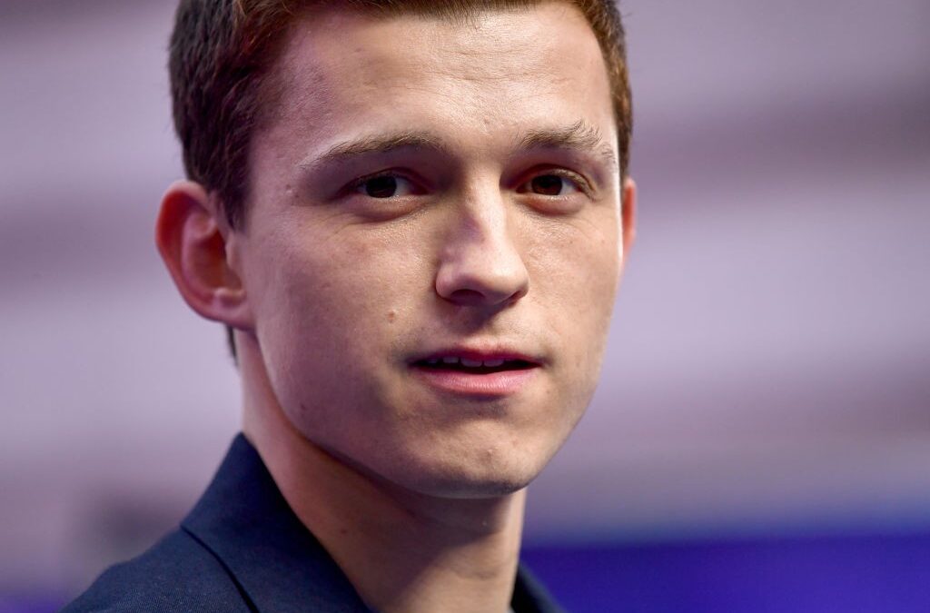 Tom Holland protagonista di The Crowded Room per Apple Tv+ dal libro Una stanza piena di gente
