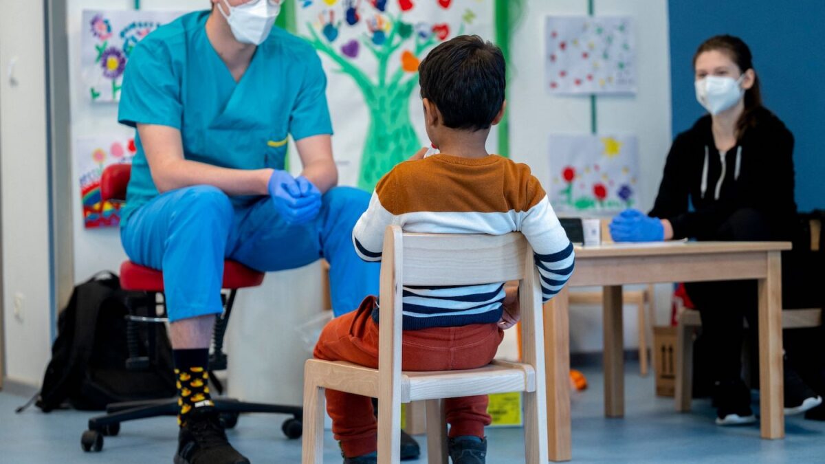 Vaccini e bambini: quando arriverà il via libera? Pfizer e Moderna testano il siero sui bimbi fino a 6 mesi