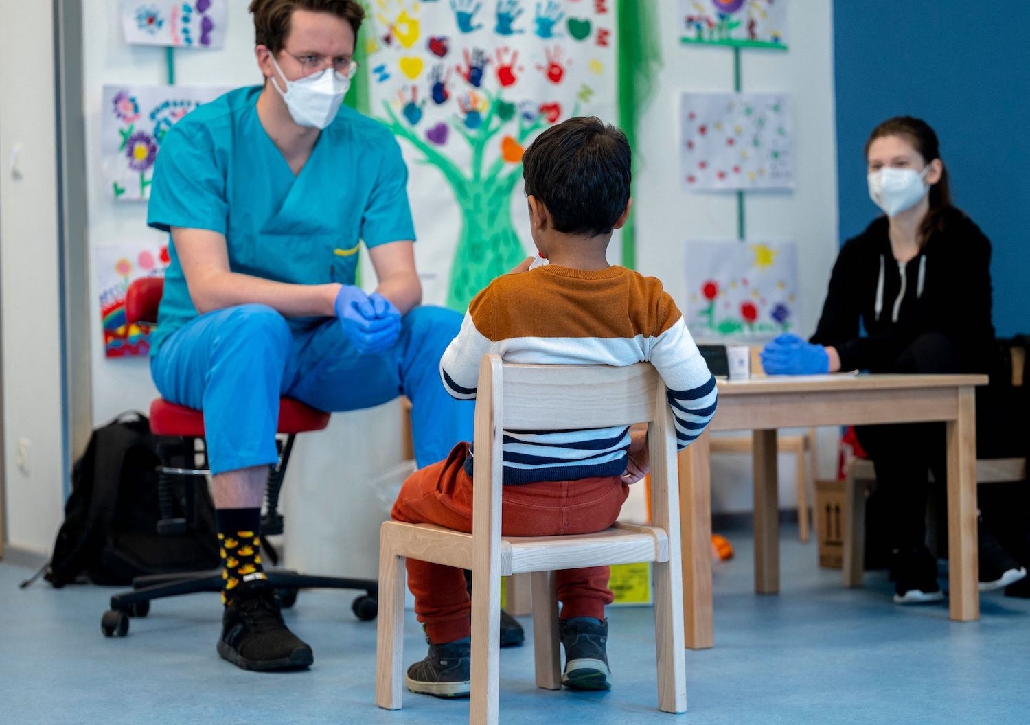 Vaccini e bambini: quando arriverà il via libera? Pfizer e Moderna testano il siero sui bimbi fino a 6 mesi