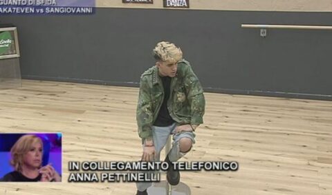 Amici 20, Aka7even VS Sangiovanni in “She” nel guanto di sfida. Lui è dubbioso, Anna Pettinelli: “Sei presuntuoso”