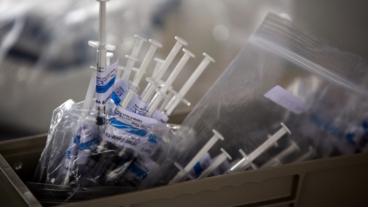 Una dose di AstraZeneca e una di Pfizer. Il via libera da uno studio spagnolo
