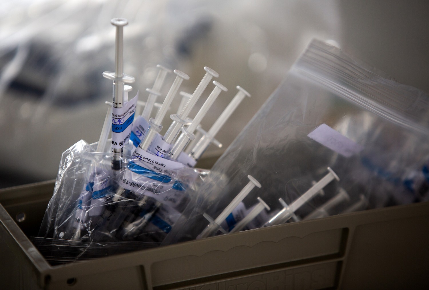 Una dose di AstraZeneca e una di Pfizer. Il via libera da uno studio spagnolo
