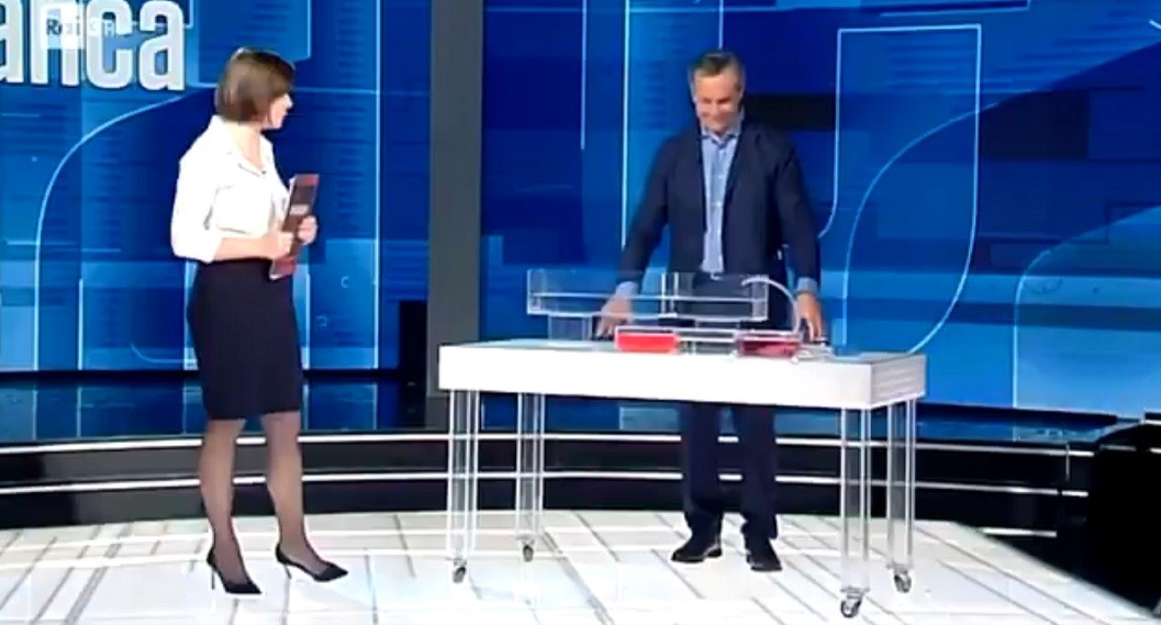 Berlinguer chiude in orario ed elogia Art Attack. Mannoni in onda con la pochette dell’Inter