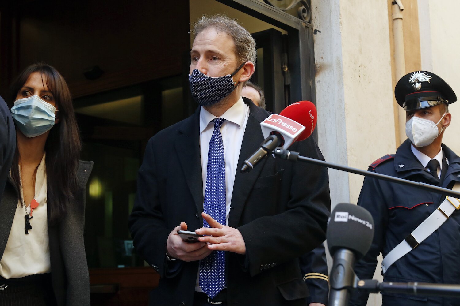 Lo scontro tra Casaleggio e Conte si fa più acceso: “Non si può fermare il Movimento”