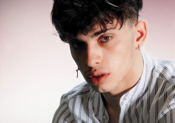 Deddy avverte i fan: “Qualcuno si spaccia per me su Whatsapp, non sono io!”