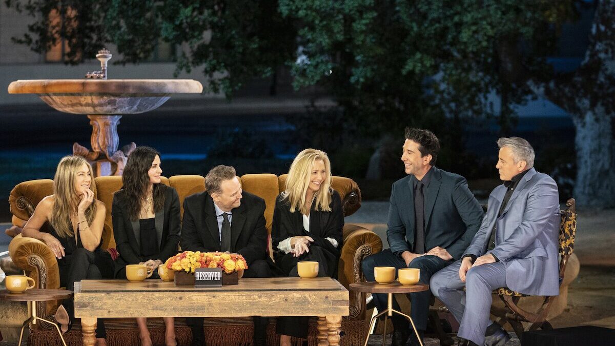 Friends: The Reunion è una celebrazione/compromesso che ci ricorda la potenza delle sit-com. La recensione in anteprima