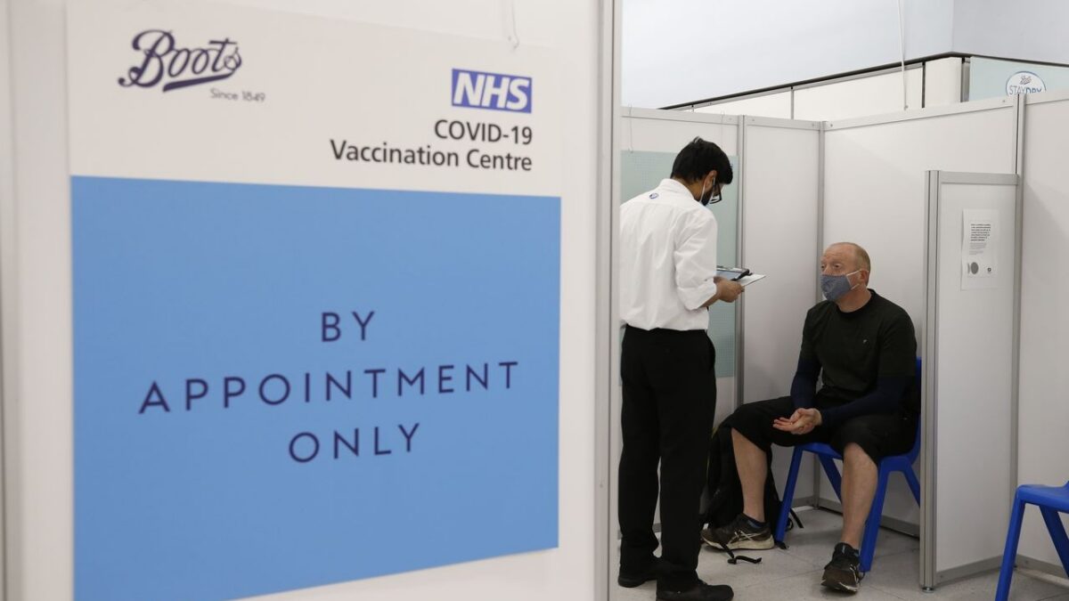 La Gran Bretagna programma già la terza dose di vaccino