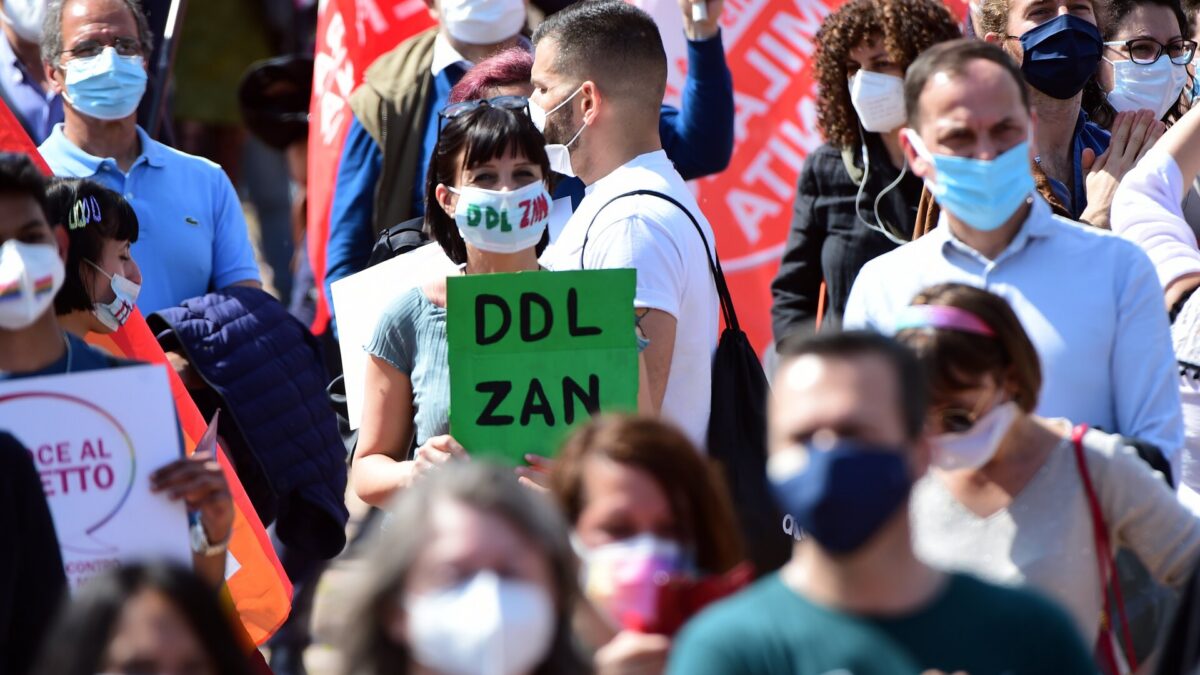 Milano, 8mila in piazza per la legge Zan. Le immagini
