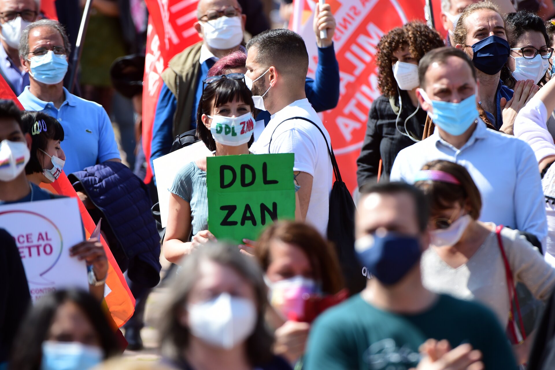Milano, 8mila in piazza per la legge Zan. Le immagini