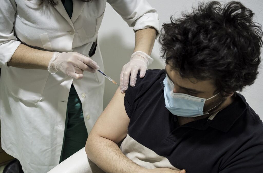 Vaccini, il sottosegretario Costa dice che “dal prossimo settembre toccherà a ragazzi e studenti”