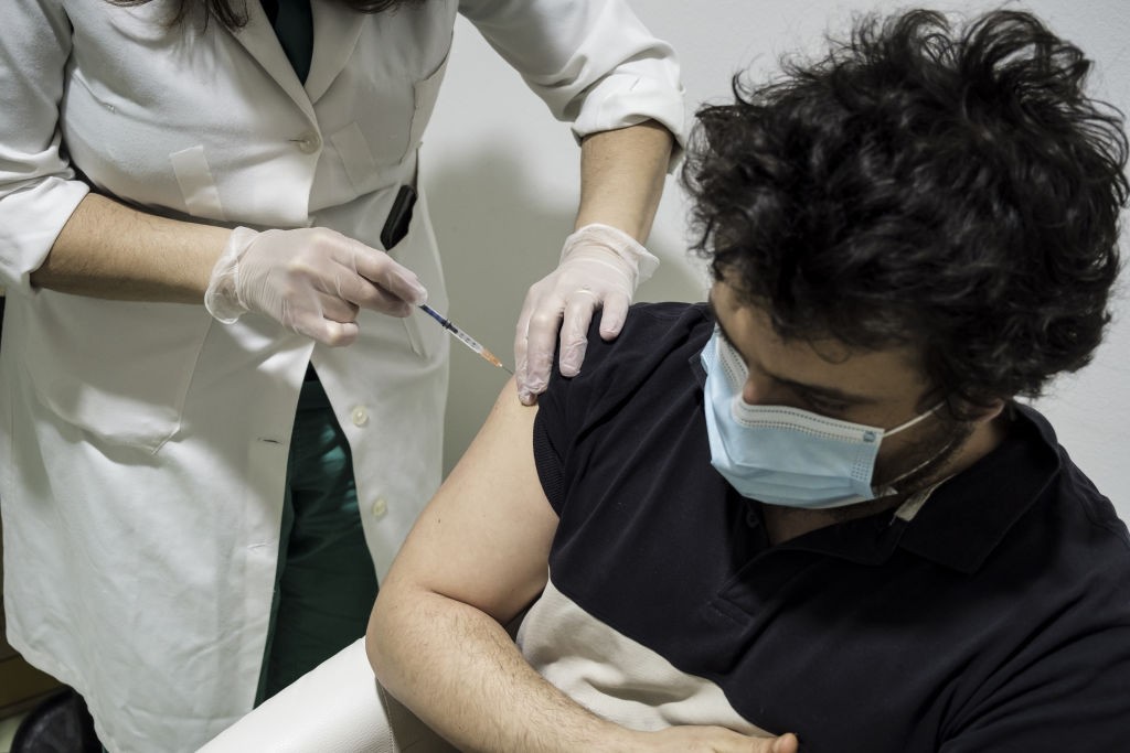 Vaccini, il sottosegretario Costa dice che “dal prossimo settembre toccherà a ragazzi e studenti”