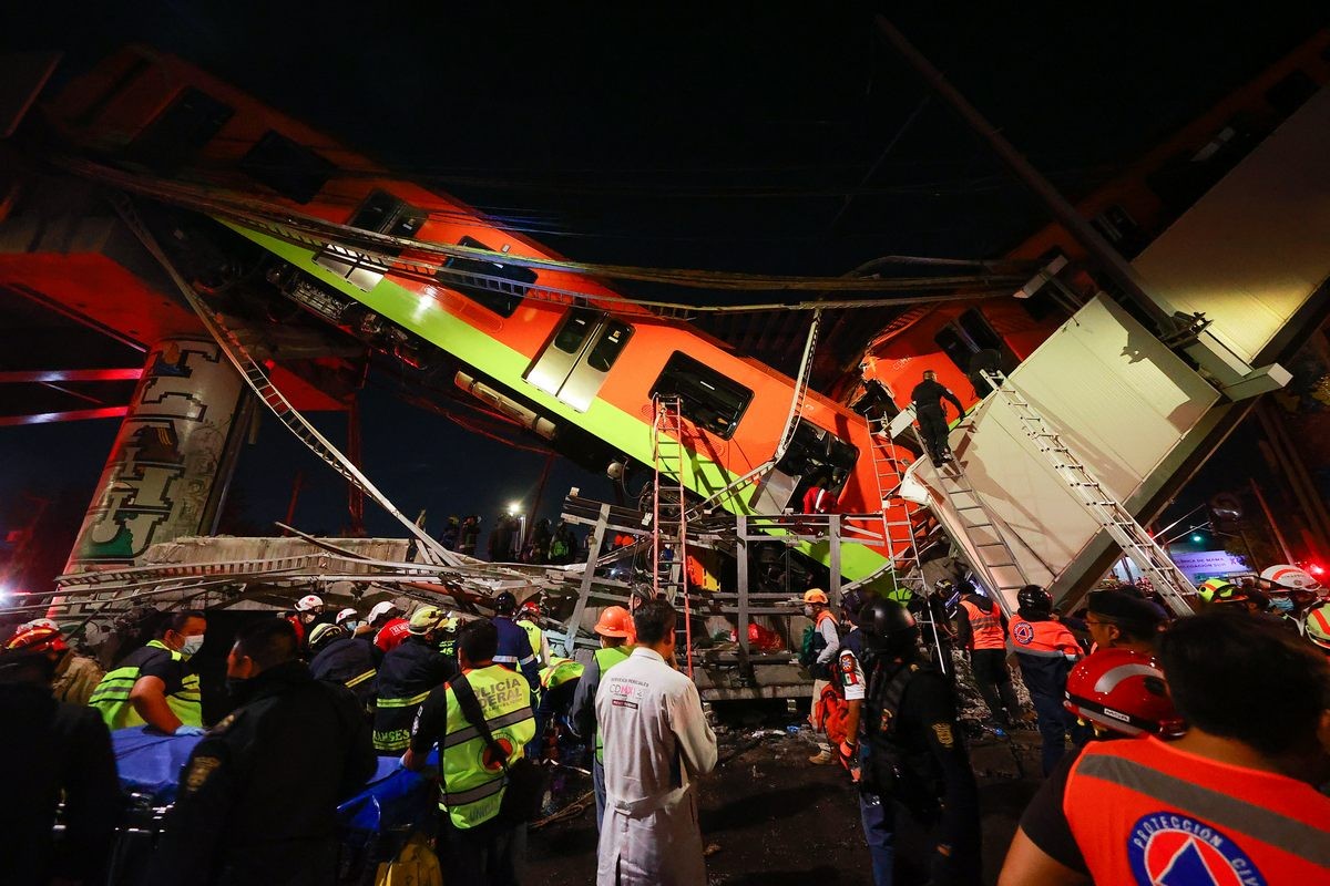 Città del Messico, crolla ponte metropolitana: 20 morti e 70 feriti