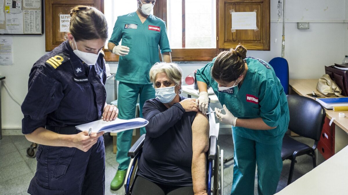 I primi dati sull’efficacia del vaccino in Italia: contagi in calo del 95%