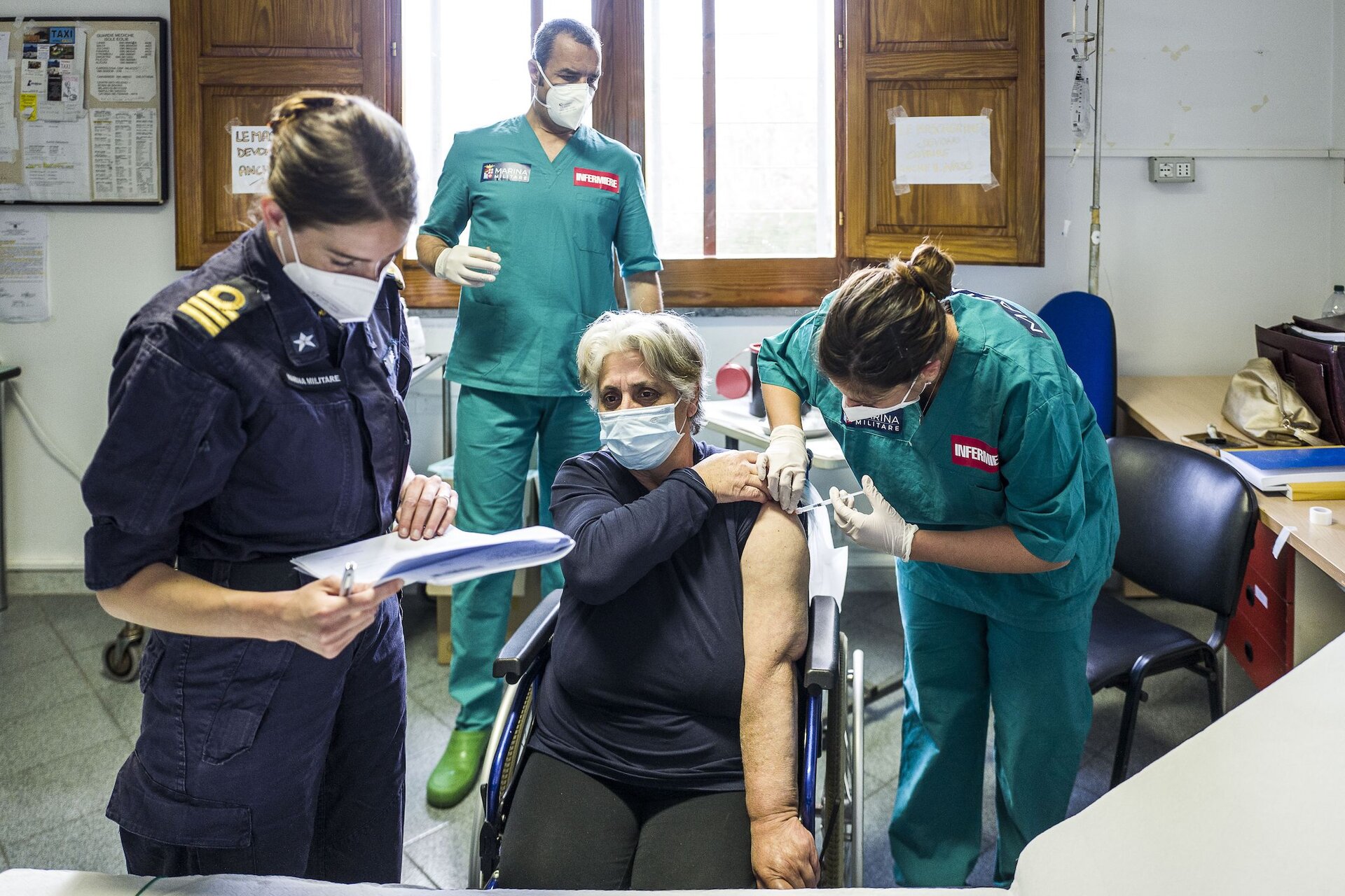 I primi dati sull’efficacia del vaccino in Italia: contagi in calo del 95%