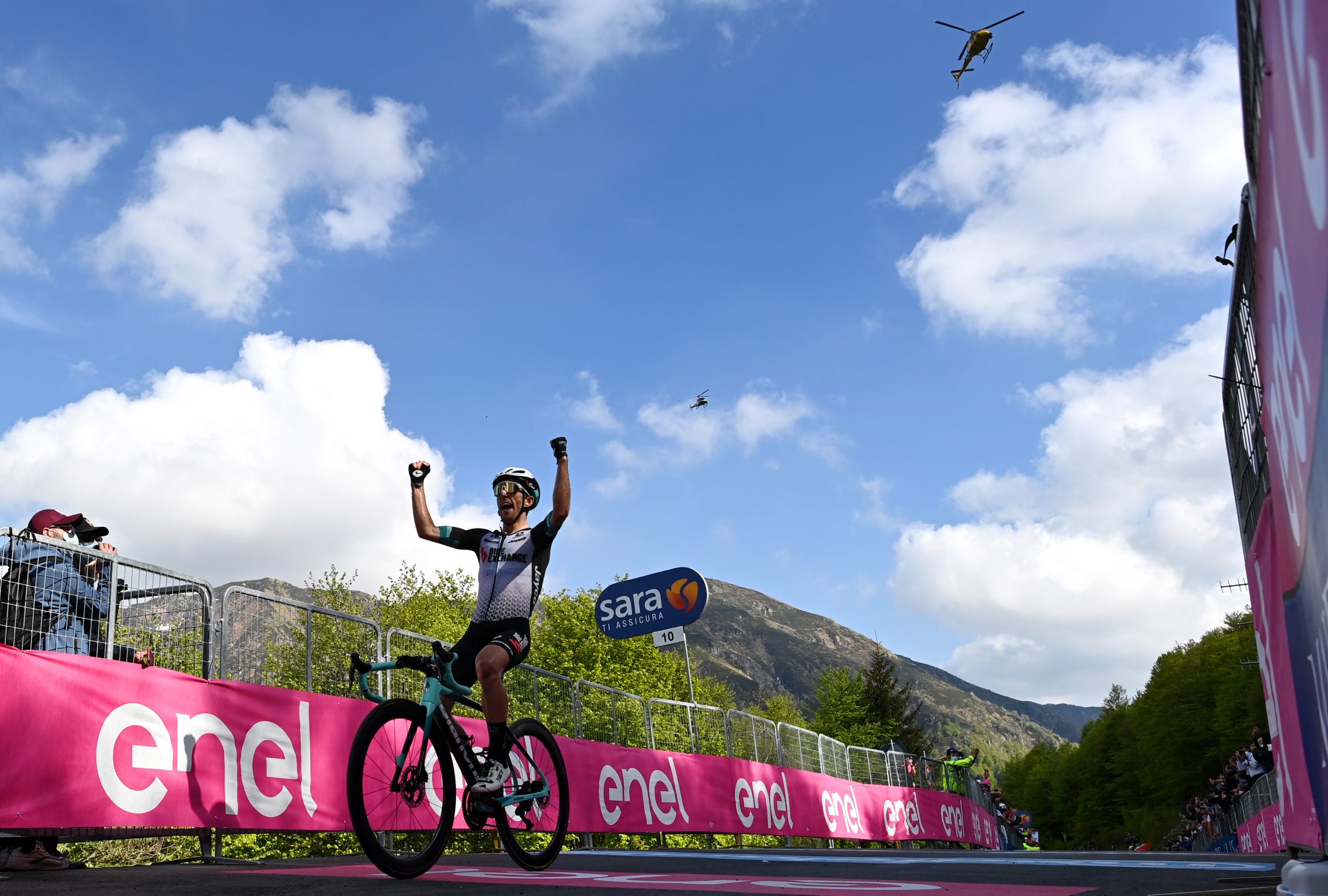 Giro d’Italia, la 19° tappa va a Yates. Bernal resta in rosa