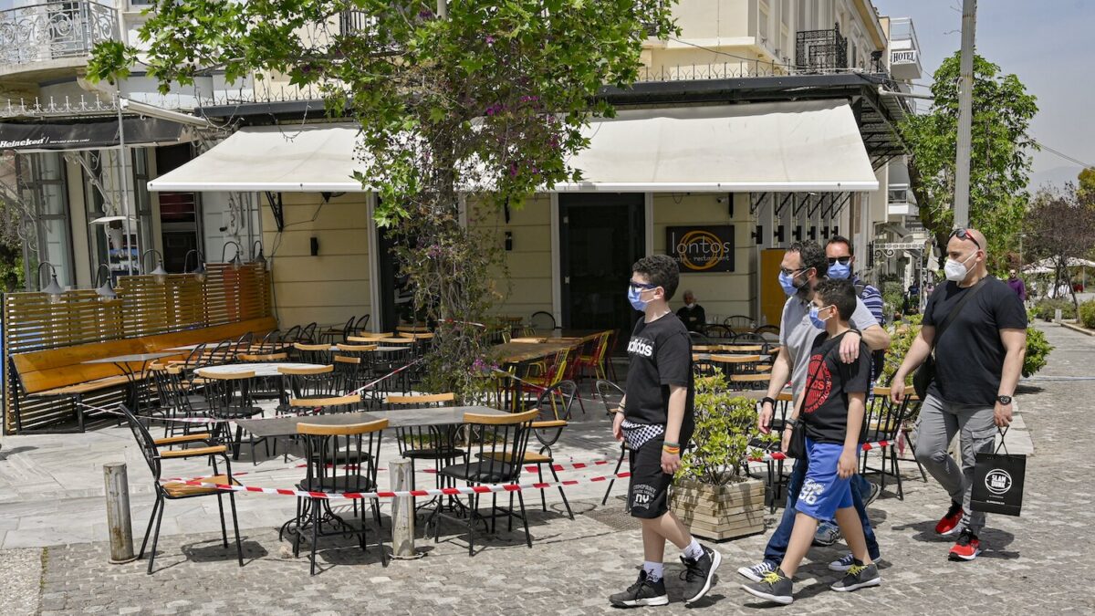 La Grecia dà il via alle riaperture. Prima i ristoranti, poi i turisti