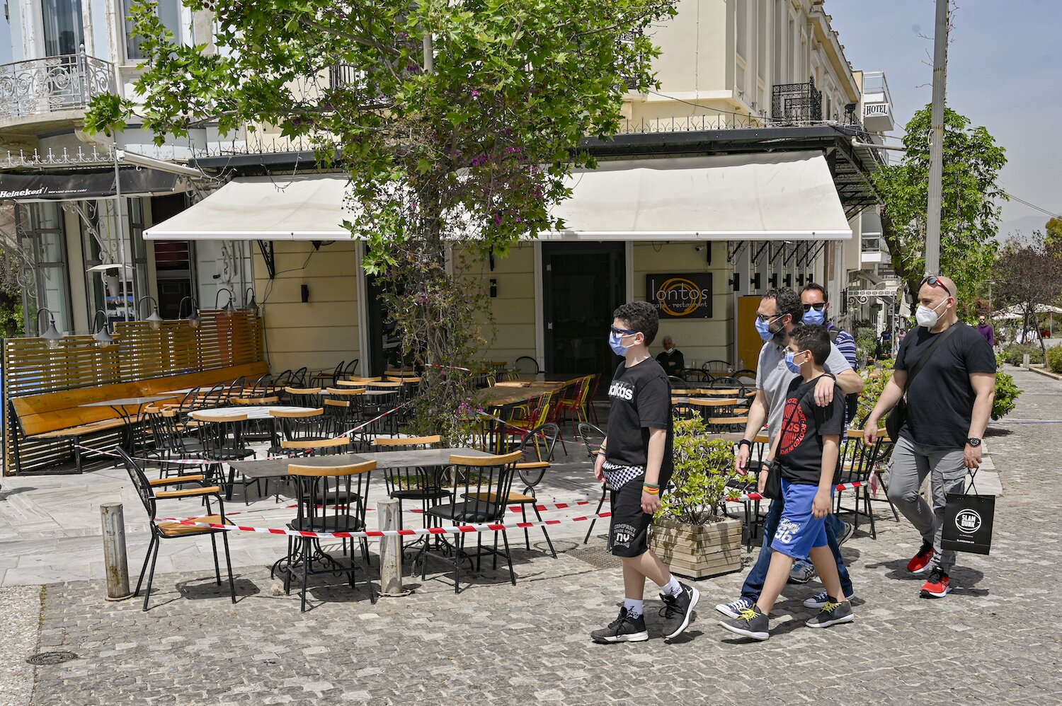La Grecia dà il via alle riaperture. Prima i ristoranti, poi i turisti