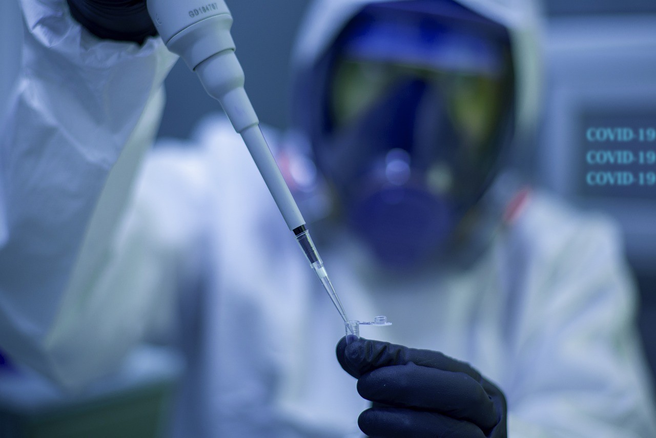 Il vaccino italiano ReiThera resta senza soldi: che succede ora?