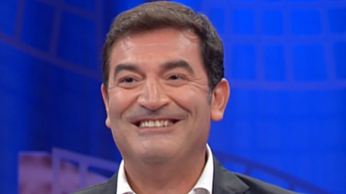 Max Giusti pronto a sostituire Enrico Papi alla conduzione di Guess My Age?