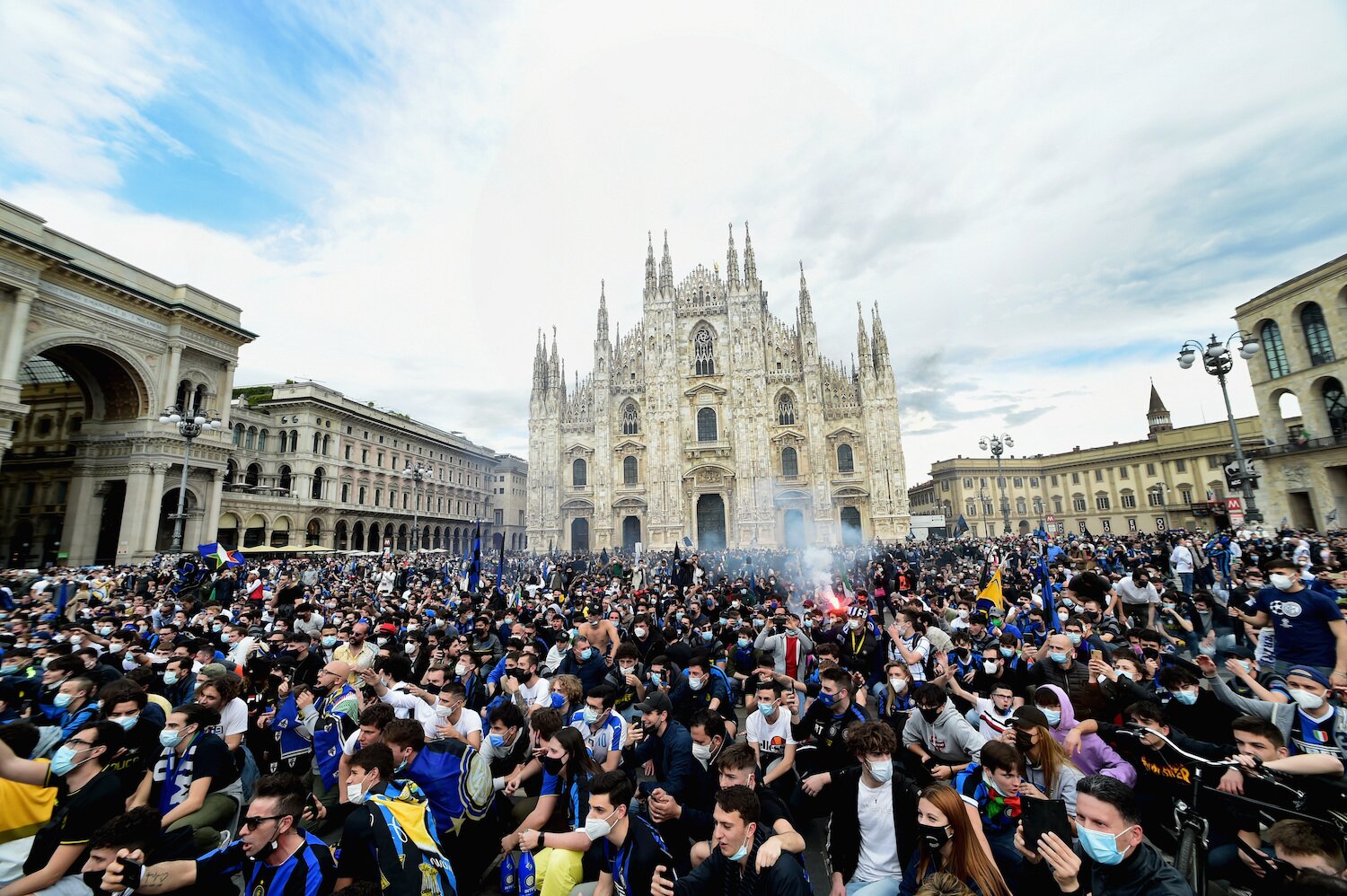 30mila tifosi festeggiano l’Inter in piazza Duomo a Milano