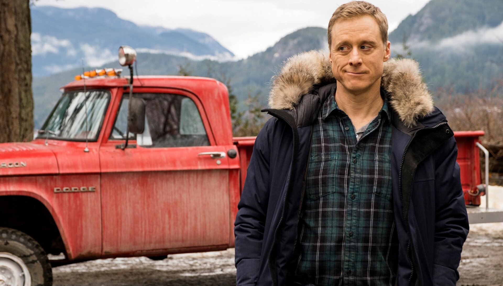 Resident Alien su Rai 4 una divertente serie tv sci-fi sorretta da Alan Tudyk