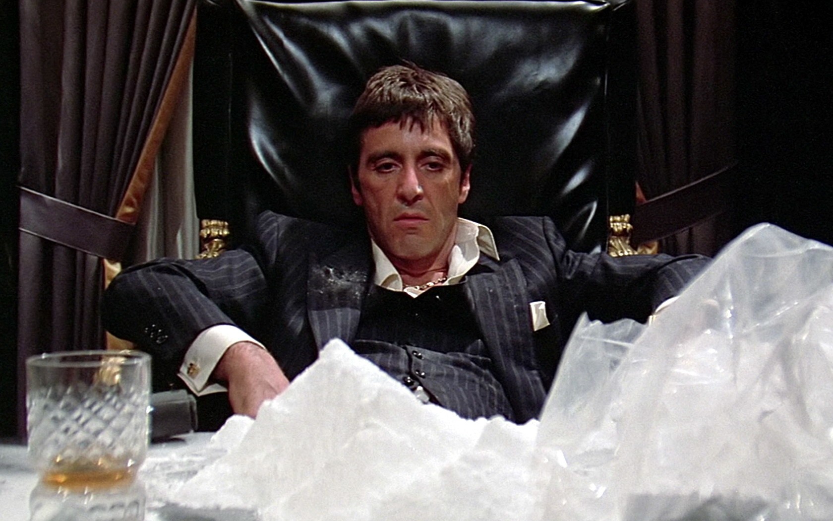 Scarface: un video rivela come gli attori fingono di assumere droga sul set
