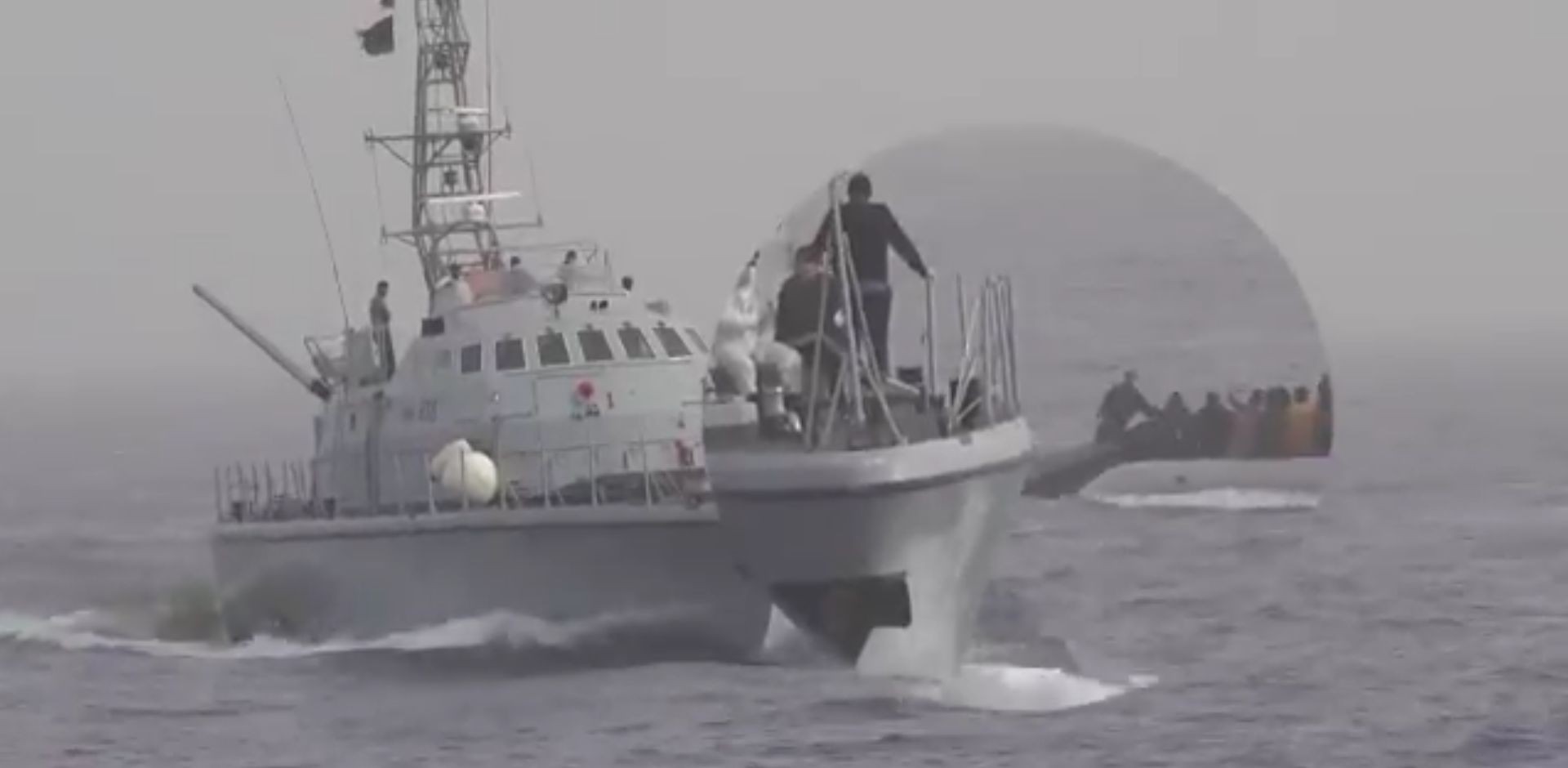 SeaWatch mostra il video: “Picchiati dalla guardia costiera libica”