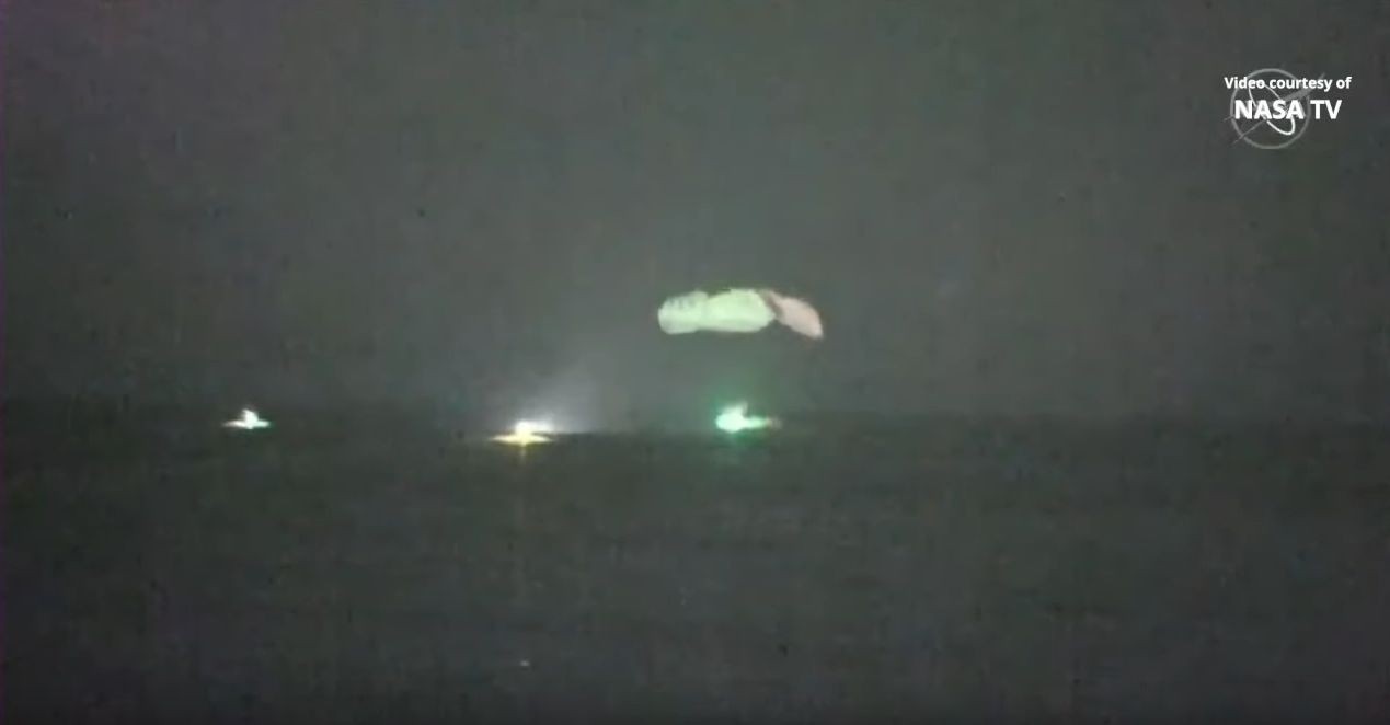Crew Dragon di SpaceX rientra sulla Terra: le foto dell’ammaraggio