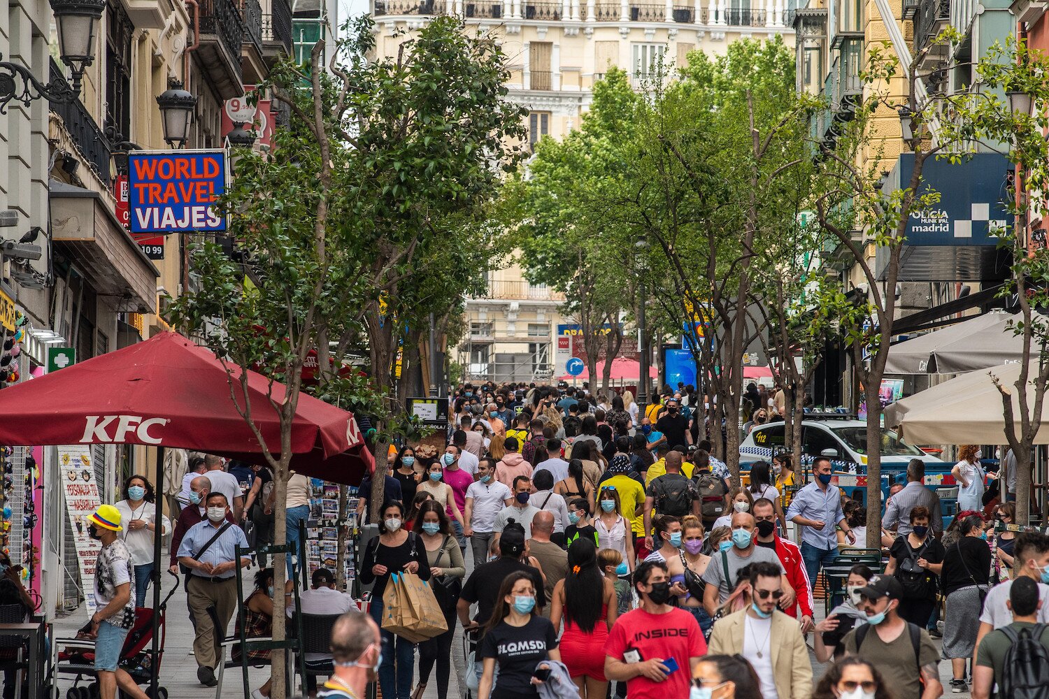 La Spagna festeggia l’allentamento delle misure anti-COVID (e l’addio al coprifuoco)