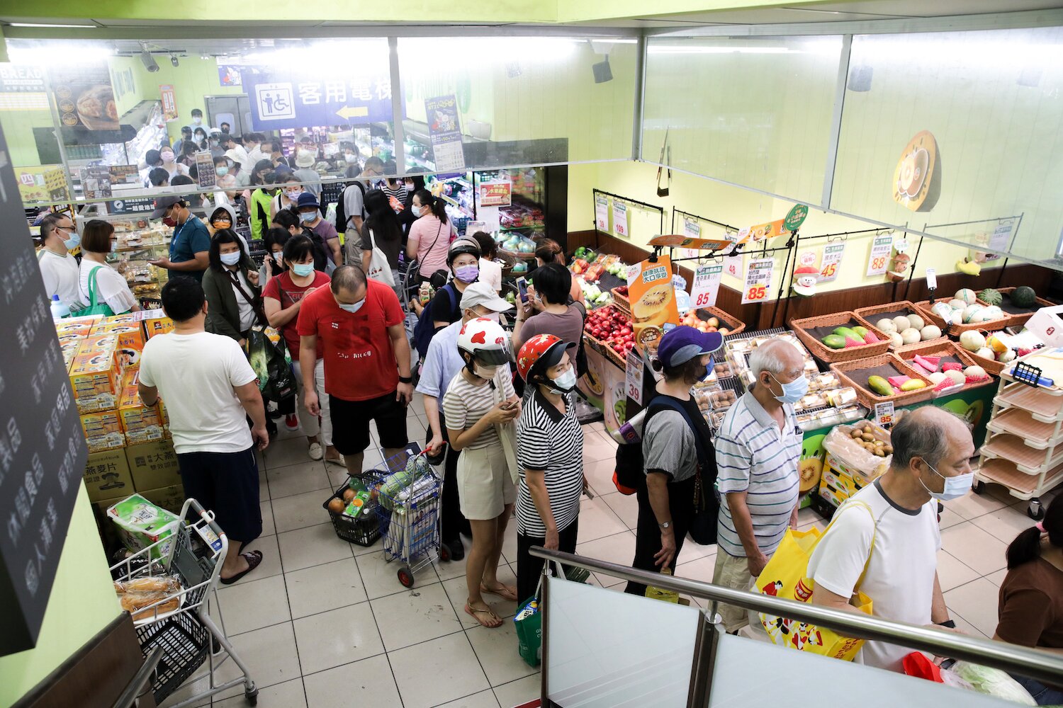 Taiwan impone per la prima volta misure restrittive a causa dei contagi. Negozi presi d’assalto