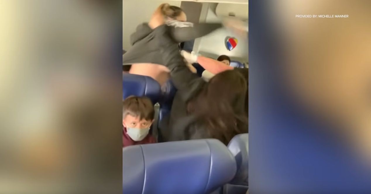 Lite per le mascherine in aereo: hostess presa a pugni