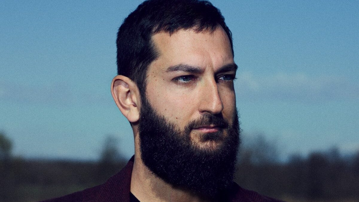 Vasco Brondi presenta l’album Paesaggio dopo la Battaglia: “Un disco di battaglie, intime e collettive, e di paesaggi, interiori o esteriori”