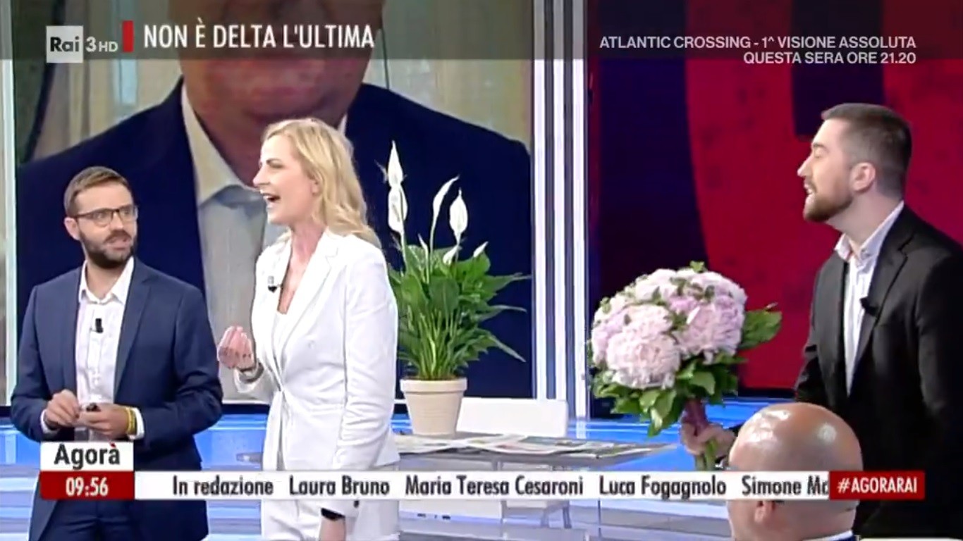 Agorà, ultima puntata tra i saluti di Luisella Costamagna ed un amaro bouquet di fiori: “Li odio” (VIDEO)