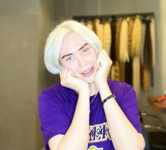 Influencer inglese si sottopone a 18 interventi chirurgici per diventare coreano e somigliare a Jimin dei BTS